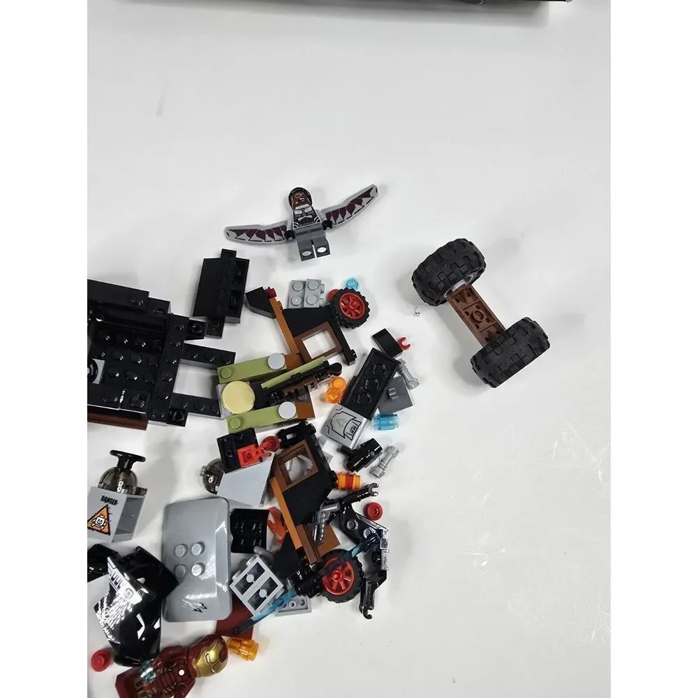 LEGO‎ Marvel Super Heroes: Crossbones' Hazard Heist (76050) Used - Picture 5 of 9